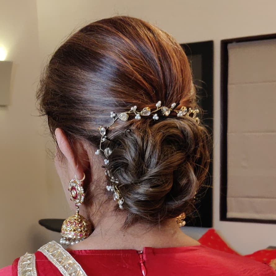 1 Top Indian Saree Hairstyle For Long Hair Fastnewsfeed You can try this hairdo to complement your saree look and add little accessories on the chic and sassy messy low bun can perfectly be teamed up with the backless blouse design. indian saree hairstyle for long hair