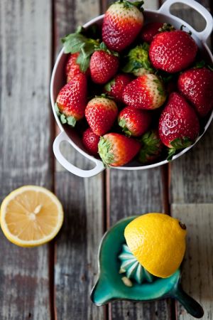 Strawberries And Lemon Face Pack