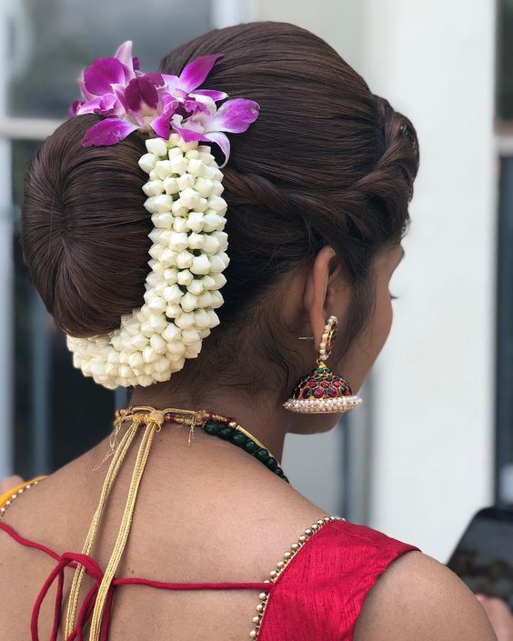 Maharashtrian Bridal Hairstyles marathi bride, bride's hair, indian brides, colourful flowers, baby breaths, baby breaths, baby breath, short hair, beautiful braids, simple bun, bride chose, red roses