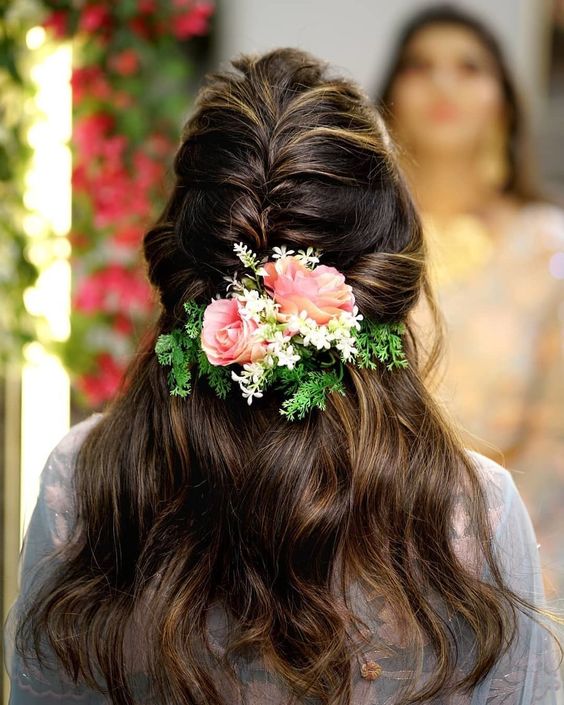 Maharashtrian Bridal Hairstyles beautiful hair accessory, hair accessories, indian bride, marathi bride, baby breaths, short hair, flowers image source, flowers image source, red roses, white roses