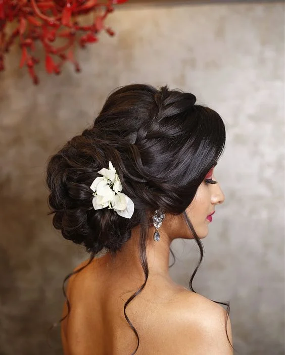Maharashtrian Bridal Hairstyles marathi bride, soft curls, absolutely gorgeous, braided crown, baby breaths, braided crown, open hairstyle, marathi brides, sheer perfection