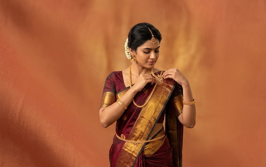 How to Wear a Mugappu Chain With a Saree